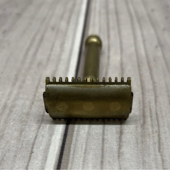 Vintage Gillette Goldtone Double Edge Safety Razor - Picture 3 of 7